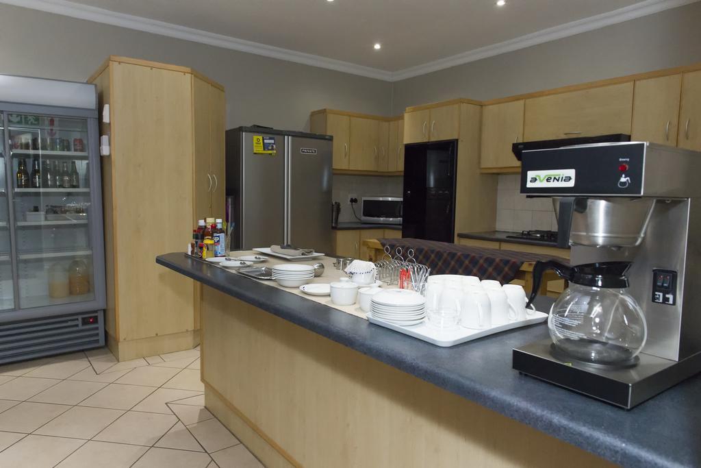 The Suburban Guest House บลูมฟอนเทน ภายนอก รูปภาพ