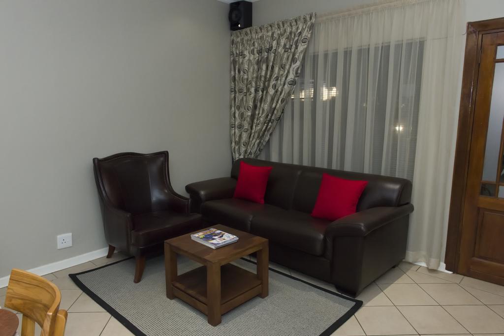 The Suburban Guest House บลูมฟอนเทน ภายนอก รูปภาพ
