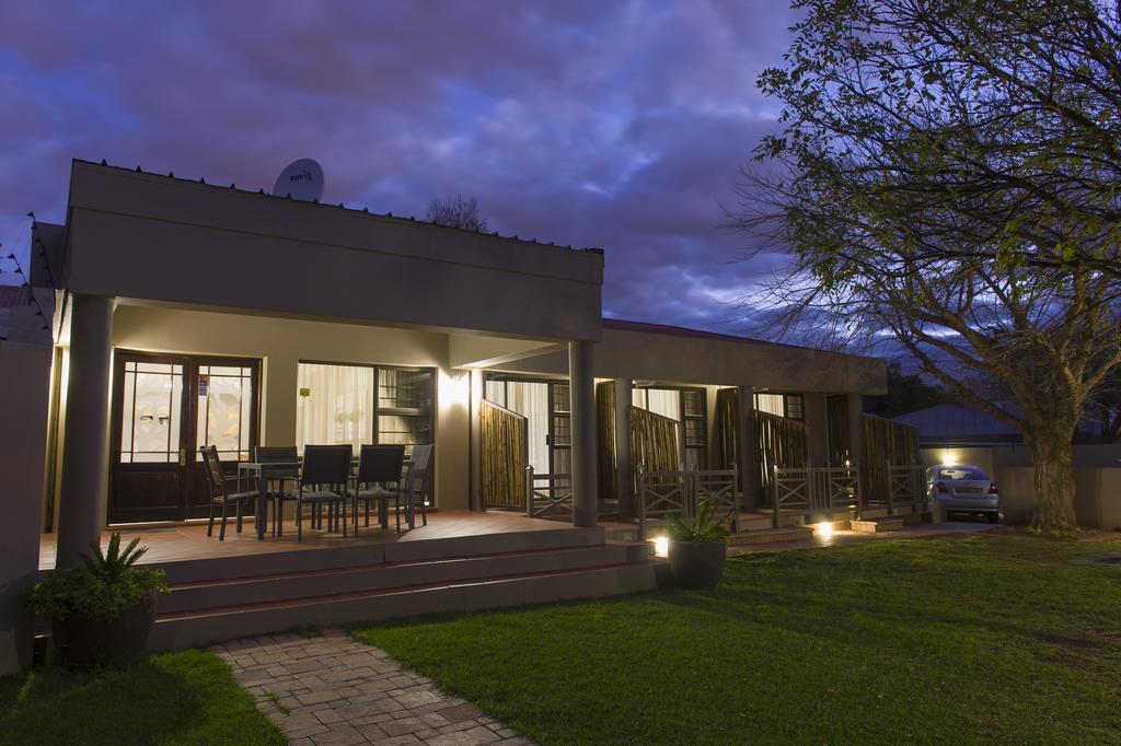 The Suburban Guest House บลูมฟอนเทน ภายนอก รูปภาพ