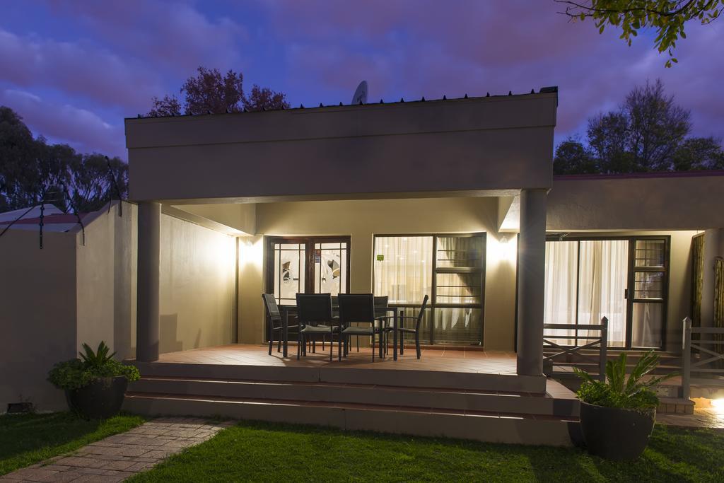 The Suburban Guest House บลูมฟอนเทน ภายนอก รูปภาพ