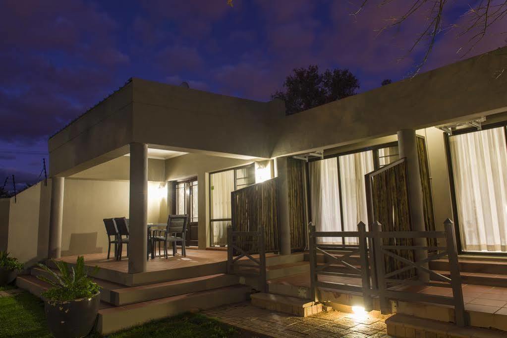 The Suburban Guest House บลูมฟอนเทน ภายนอก รูปภาพ