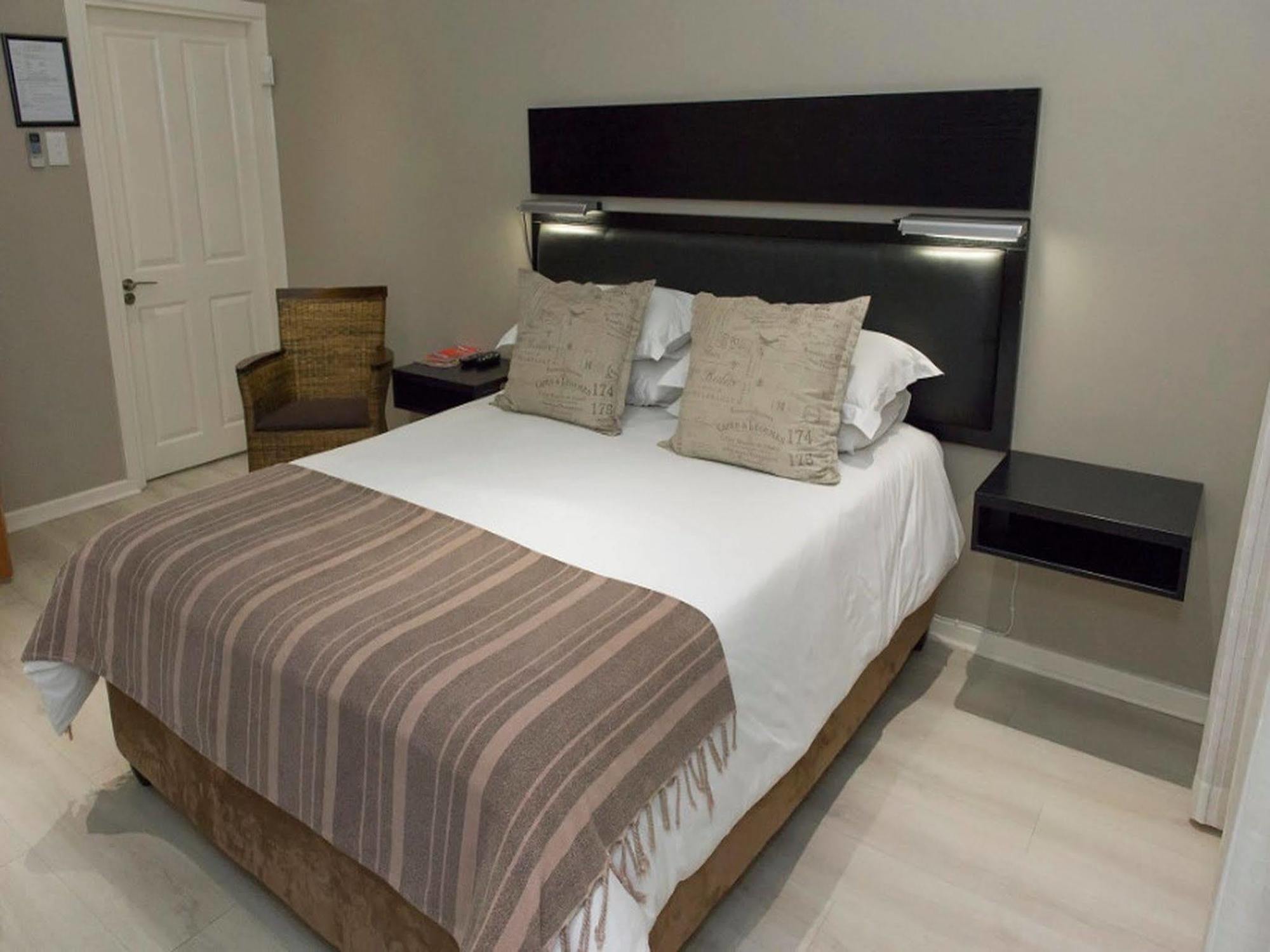 The Suburban Guest House บลูมฟอนเทน ภายนอก รูปภาพ
