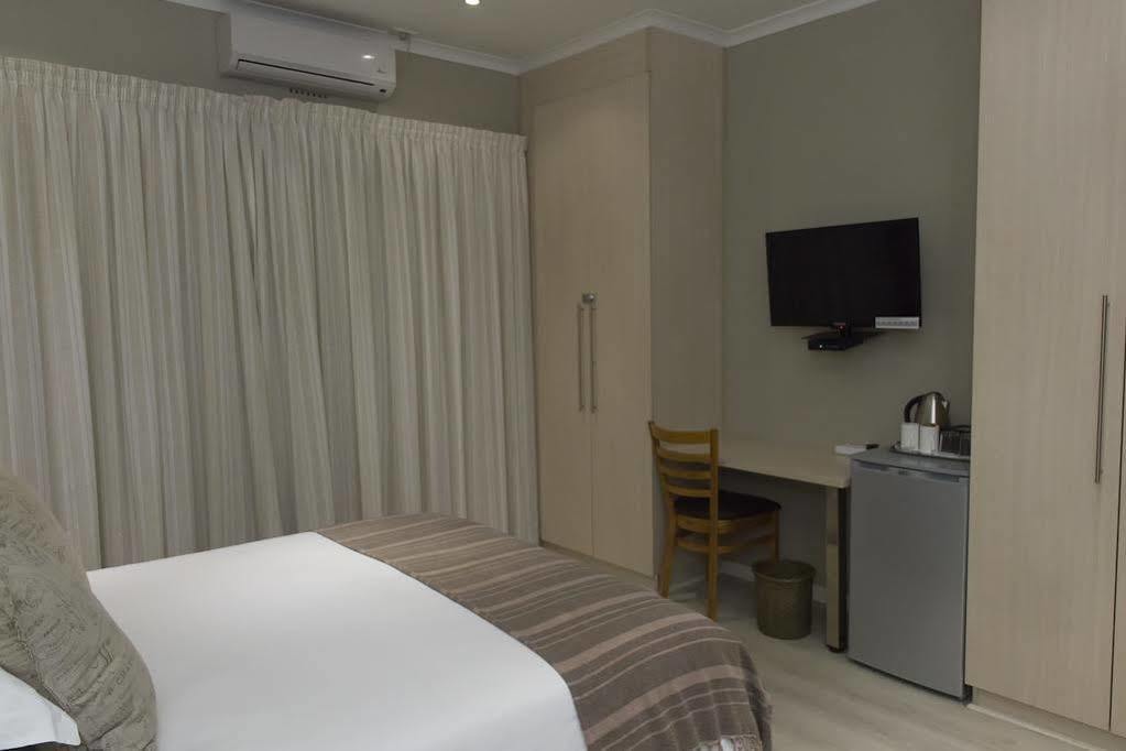 The Suburban Guest House บลูมฟอนเทน ภายนอก รูปภาพ